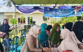 Anggota DPRD Provinsi Gorontalo, Kristina Mohamad Udoki (Femmy Udoki), menyapa warga saat kegiatan reses di Desa Popodu, Kecamatan Bulango Timur, Senin (9/2/2026).