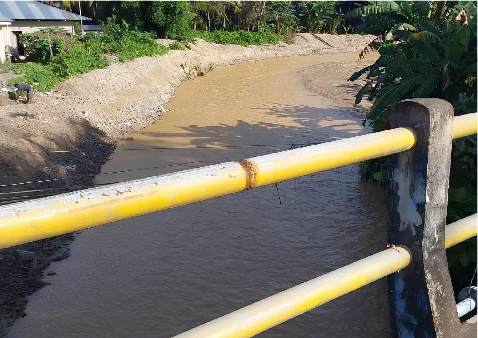 Air Sungai di Desa Hutamoputih, Kecamatan Dengilo, Pohuwato, berubah warna dan kembali menguning. Warga sebut PETI kembali beroprasi/Hibata.id
