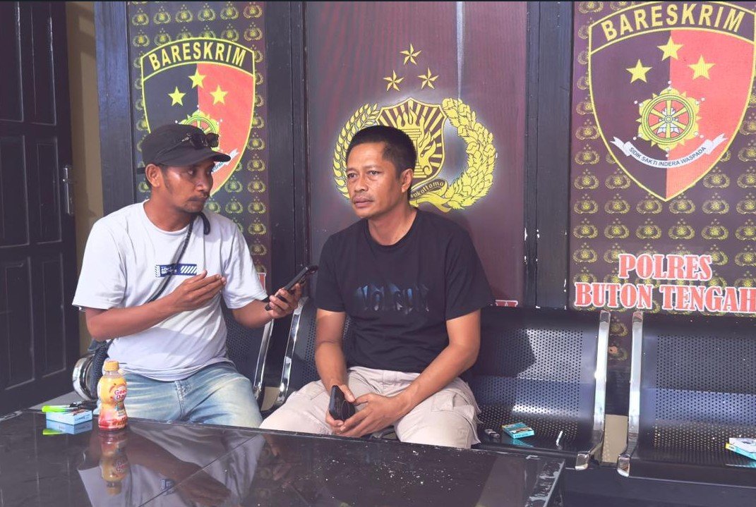 Kepala Satuan Reserse Kriminal (Kasat Reskrim) Polres Buton Tengah, Iptu Busrol Kamal saat diwawancarai Jurnalis Hibata.id soal OTT Dana Paskibraka/Hibata.id