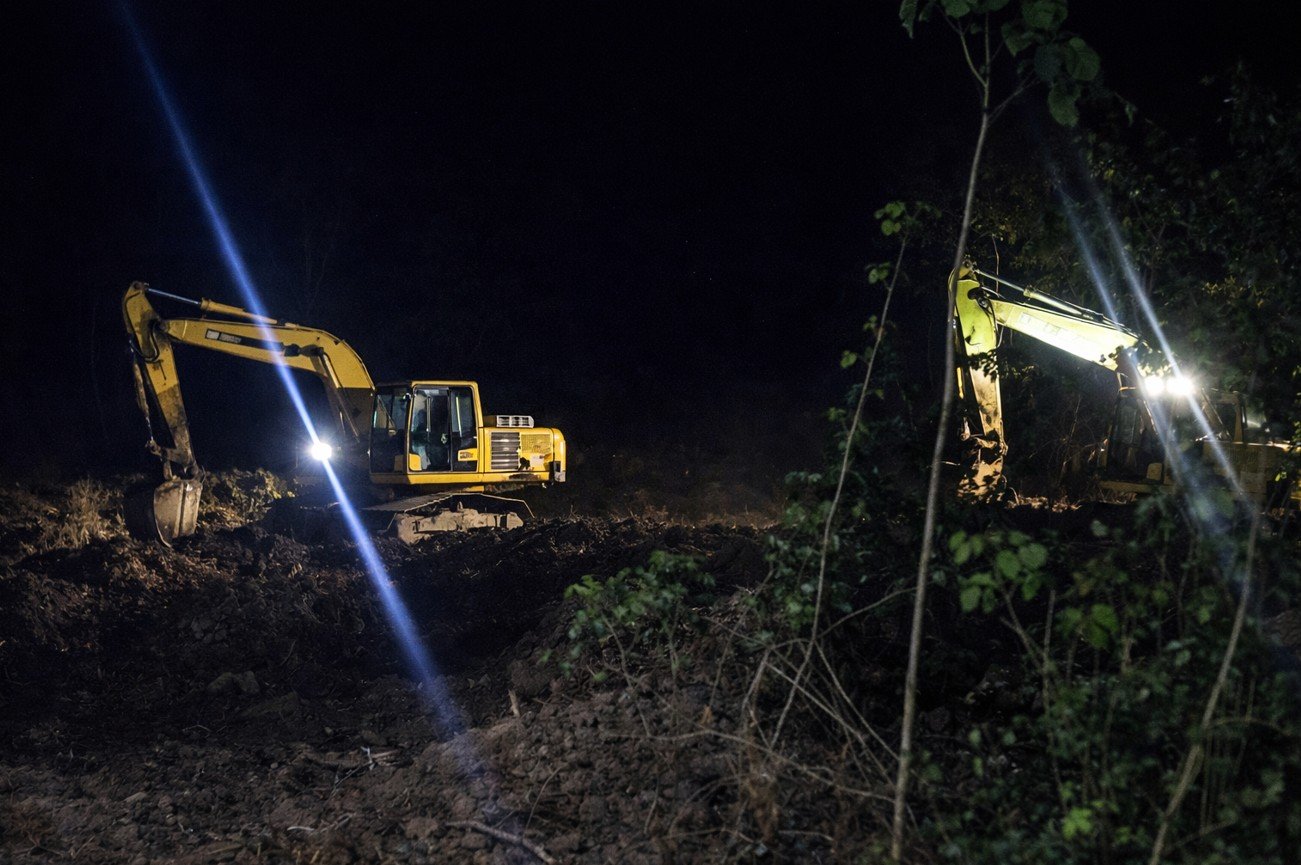 Aktivitas PETI Malam hari di Desa Teratai, Dusun Moduito, Kecamatan Marisa. (Foto: Ditingkatkan AI/Hibata.id