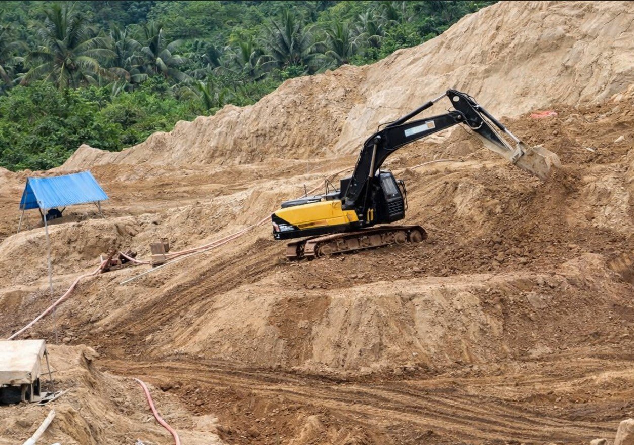 Aktivitas pertambangan emas tanpa izin (PETI) di wilayah Dengilo, Kabupaten Pohuwato, Gorontalo. (Foto: Warga/Ditingkatkan dengan Ai/Hibata.id