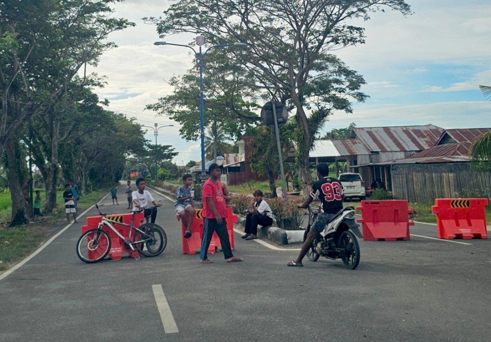 Warga Bone Bolango memprotes event balap di Jalan ByPass karena penutupan jalur dinilai merugikan ekonomi dan mengganggu akses utama Gorontalo–Bone Bolango. Polisi menyebut izin berasal dari Polda Gorontalo/Hibata.id
