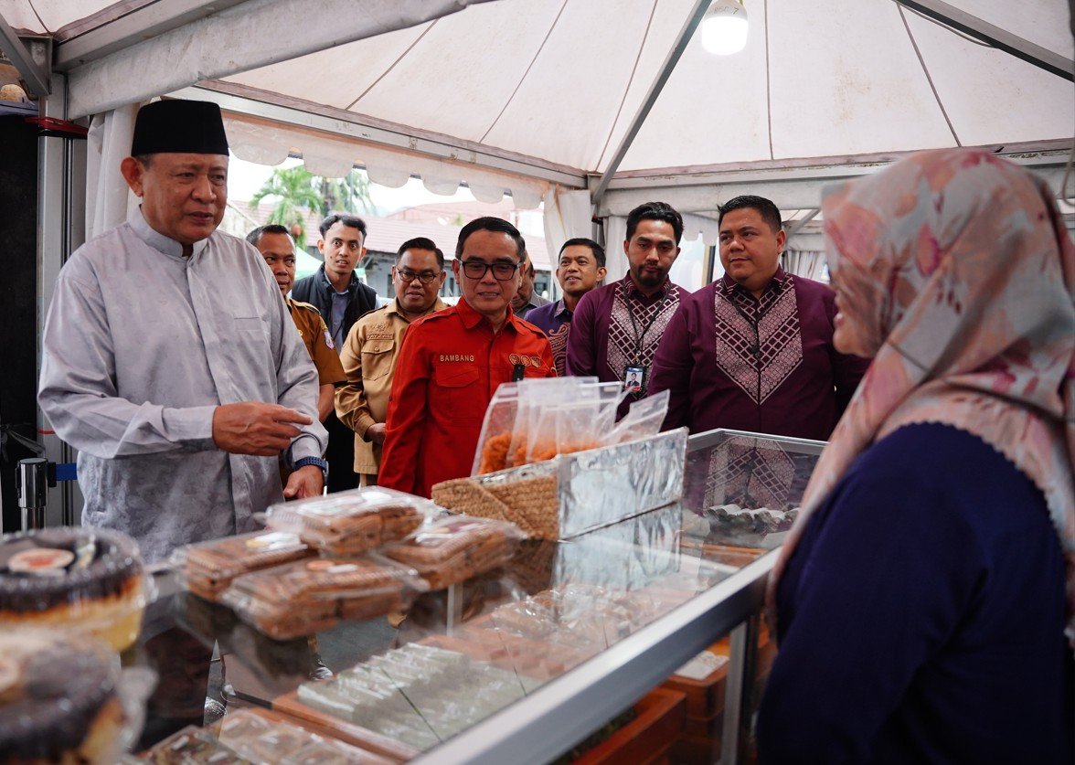 Gubernur Gorontalo bersama Kepala Perwakilan BI Gorontalo, Bambang Setya Permana saat melihat langsung Bazar Ramadan 2026/Hibata.id
