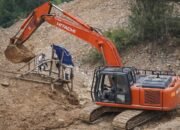 Satu unit alat berat jenis excavator tengah beroperasi di jantung area tambang ilegal Desa Teratai, Kecamatan Marisa, Kabupaten Pohuwato, Provinsi Gorontalo. (Foto: Dok. Hibata.id(Ai)