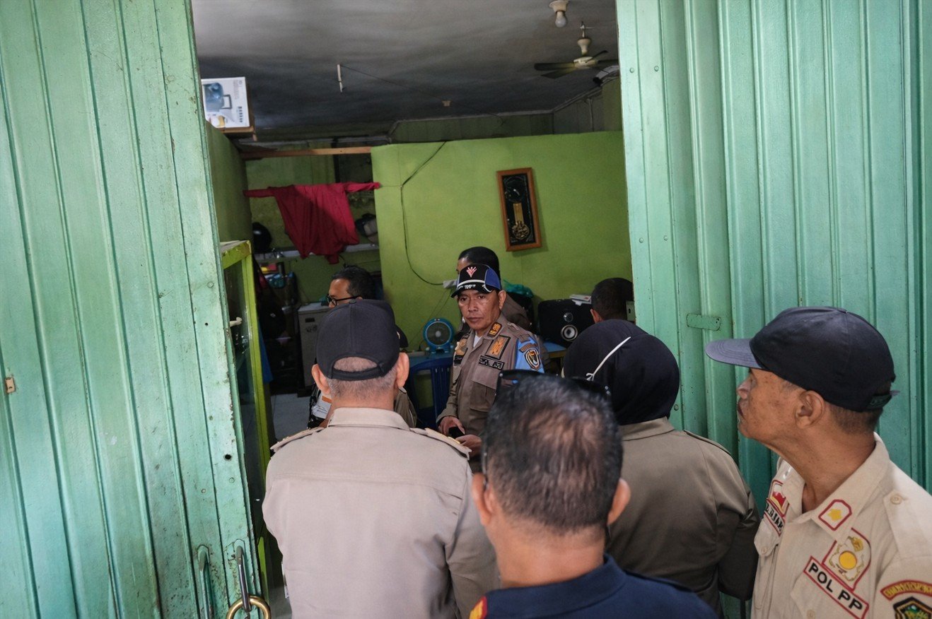 Satpol PP Kota Gorontalo menggelar razia Ramadan 1447 H dan menemukan rumah makan yang buka lewat pukul 15.00 Wita. Petugas langsung beri sanksi tegas sesuai instruksi Wali Kota/Hibata.id