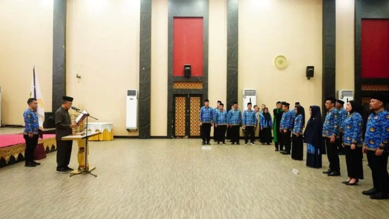 Sekretaris Daerah (Sekda) Kota Gorontalo, Ismail Madjid saat melantik dan mengambil sumpah/janji pejabat administrator dan pejabat pengawas di lingkungan Dinas Pangan Kota Gorontalo. (Foto: Humas Pemkot Gorontalo)