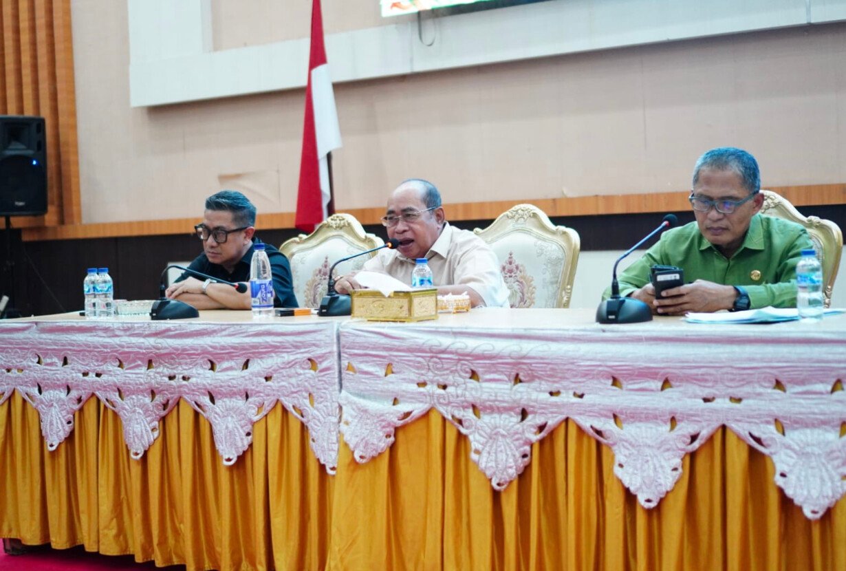 Wali Kota Gorontalo Adhan Dambea saat memimpin rapat koordinasi dan evaluasi penyelenggaraan pemerintahan, pembangunan, dan kemasyarakatan di Bandhayo Lo Yiladia, Jumat, 30 Januari 2026. (Foto: Humas Pemkot Gorontalo)