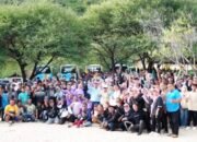 Wali Kota Kota Gorontalo, Adhan Dambea saat menyerahkan bantuan ke 380 pasukan gerakan kebersihan. (Foto: Humas Pemkot Gorontalo)