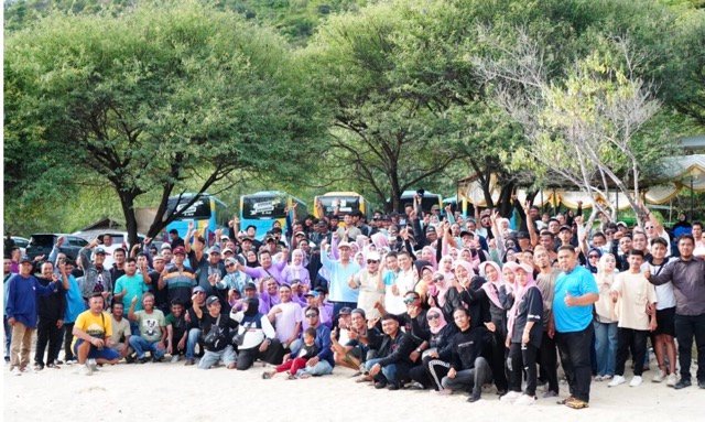 Wali Kota Kota Gorontalo, Adhan Dambea saat menyerahkan bantuan ke 380 pasukan gerakan kebersihan. (Foto: Humas Pemkot Gorontalo)