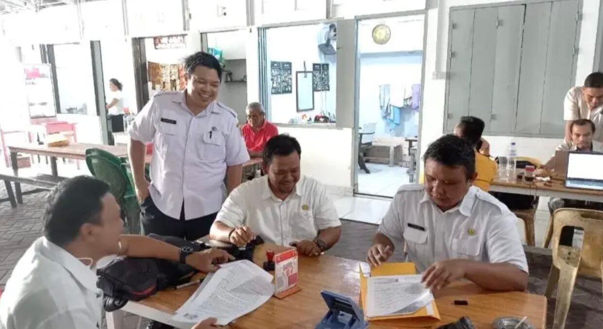 Kepala Perdagin Kota Gorontalo, Haryono Soeronoto saat ditemui pada kegiatan Pasar Murah Bersubsidi, Sabtu, 14 Februari 2026. (Foto: Humas Pemkot Gorontalo)