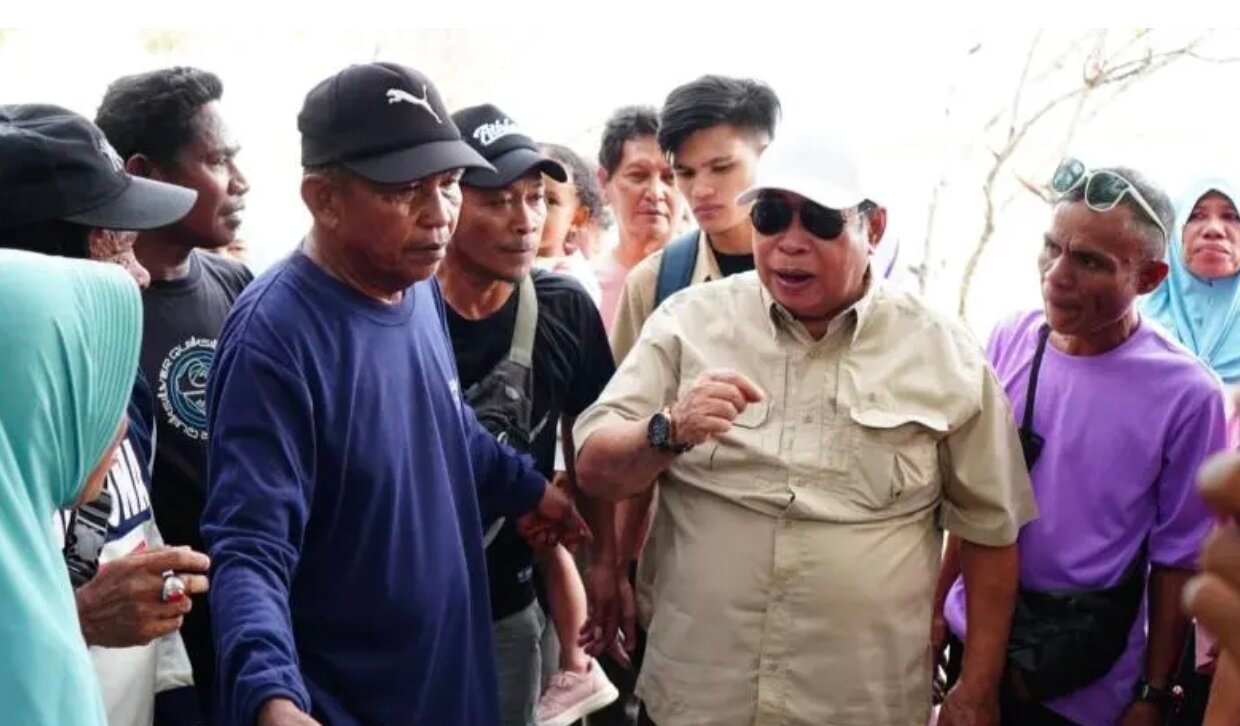 Wali Kota Kota Gorontalo, Adhan Dambea saat bertemu dengan Pasukan Gerakan Kebersihan Kota Gorontalo. (Foto: Humas Pemkot Gorontalo)