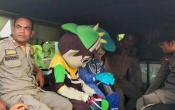 Satuan Polisi Pamong Praja Kota Gorontalo mengamankan dua badut jalanan. (Foto: Satpol PP Kota Gorontalo)