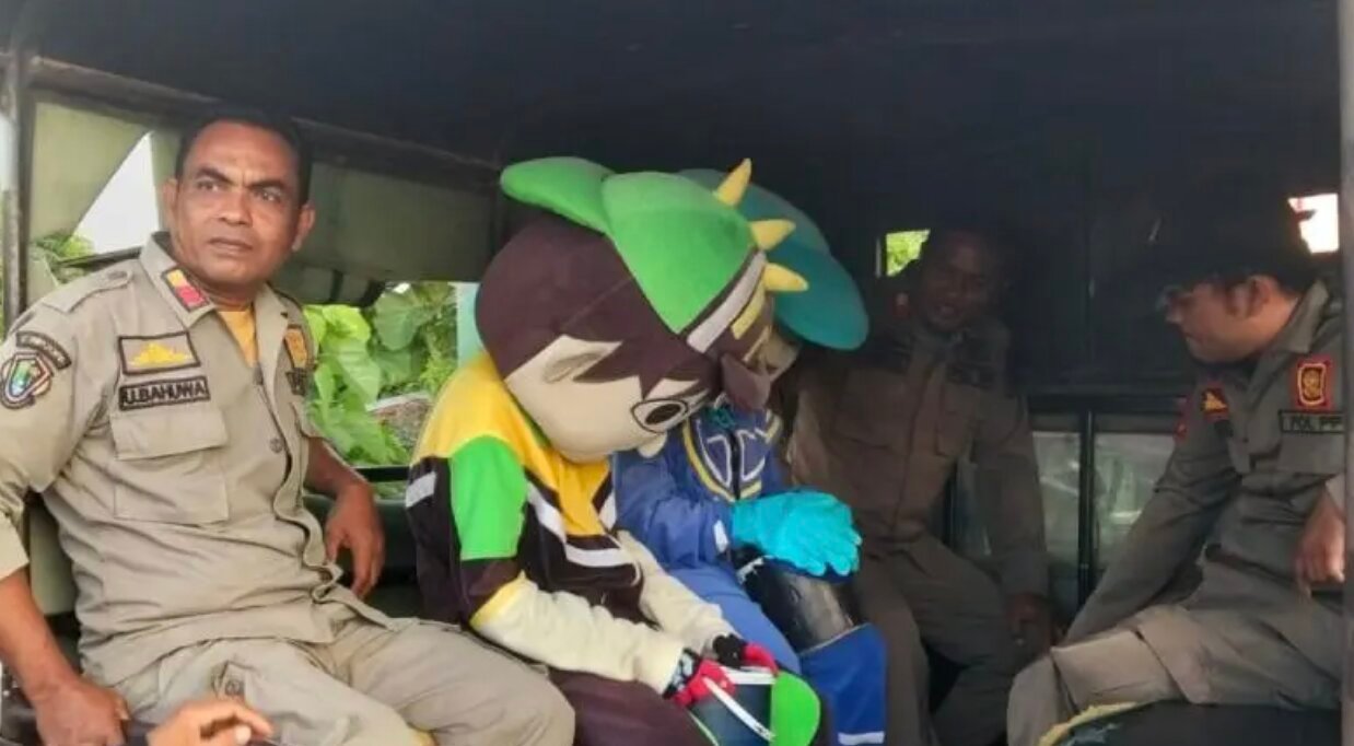 Satuan Polisi Pamong Praja Kota Gorontalo mengamankan dua badut jalanan. (Foto: Satpol PP Kota Gorontalo)