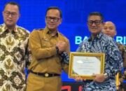 Penghargaan diserahkan oleh Wakil Menteri Dalam Negeri, Bima Arya, dan diterima Wakil Wali Kota Gorontalo, Indra Gobel, dalam agenda nasional di Jakarta, Selasa, 24 Februari 2026. (Foto: Humas Pemkot Gorontalo)