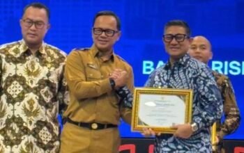 Penghargaan diserahkan oleh Wakil Menteri Dalam Negeri, Bima Arya, dan diterima Wakil Wali Kota Gorontalo, Indra Gobel, dalam agenda nasional di Jakarta, Selasa, 24 Februari 2026. (Foto: Humas Pemkot Gorontalo)