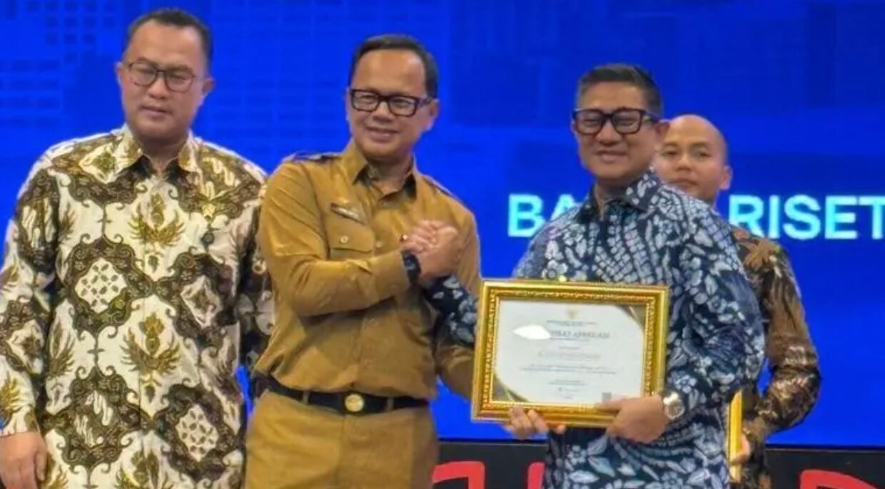 Penghargaan diserahkan oleh Wakil Menteri Dalam Negeri, Bima Arya, dan diterima Wakil Wali Kota Gorontalo, Indra Gobel, dalam agenda nasional di Jakarta, Selasa, 24 Februari 2026. (Foto: Humas Pemkot Gorontalo)