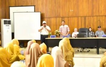 Wali Kota Gorontalo, Adhan Dambea saat mengunjungi Sanggar Kegiatan Belajar (SKB). (Foto: Humas Pemkot Gorontalo)