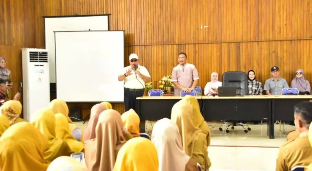 Wali Kota Gorontalo, Adhan Dambea saat mengunjungi Sanggar Kegiatan Belajar (SKB). (Foto: Humas Pemkot Gorontalo)