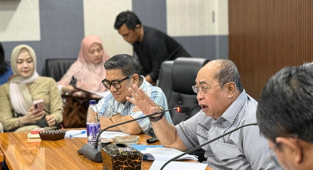 Wali Kota Adhan Dambea saat memimpim rapat bersama Rumah Sakit Umum Daerah (RSUD) Aloei Saboe (RSAS). (Foto: Humas Pemkot Gorontalo)