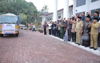 Bupati Asahan Taufik Zainal Abidin bersama Danlanal Tanjung Balai Asahan melepas bantuan logistik untuk korban banjir dan tanah longsor di Sumut, Aceh, dan Sumbar/Hibata.id