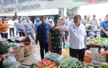 upati Asahan Sidak Pasar Simpang Empat Pastikan Stok Pangan Aman Jelang Nataru 2025/Hibata.id