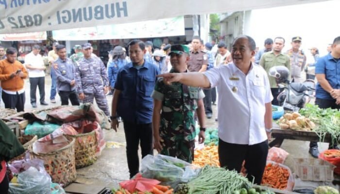 Bupati Asahan Sidak Pasar Simpang Empat Pastikan Stok Pangan Aman Jelang Nataru 2025