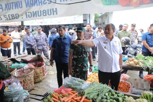 upati Asahan Sidak Pasar Simpang Empat Pastikan Stok Pangan Aman Jelang Nataru 2025/Hibata.id