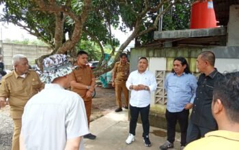 Komisi III DPRD Kota Palembang meninjau langsung kandang sapi di kawasan permukiman Bukit Baru, Senin (2/2/2026), menyusul keluhan warga terkait bau menyengat/Hibata.id