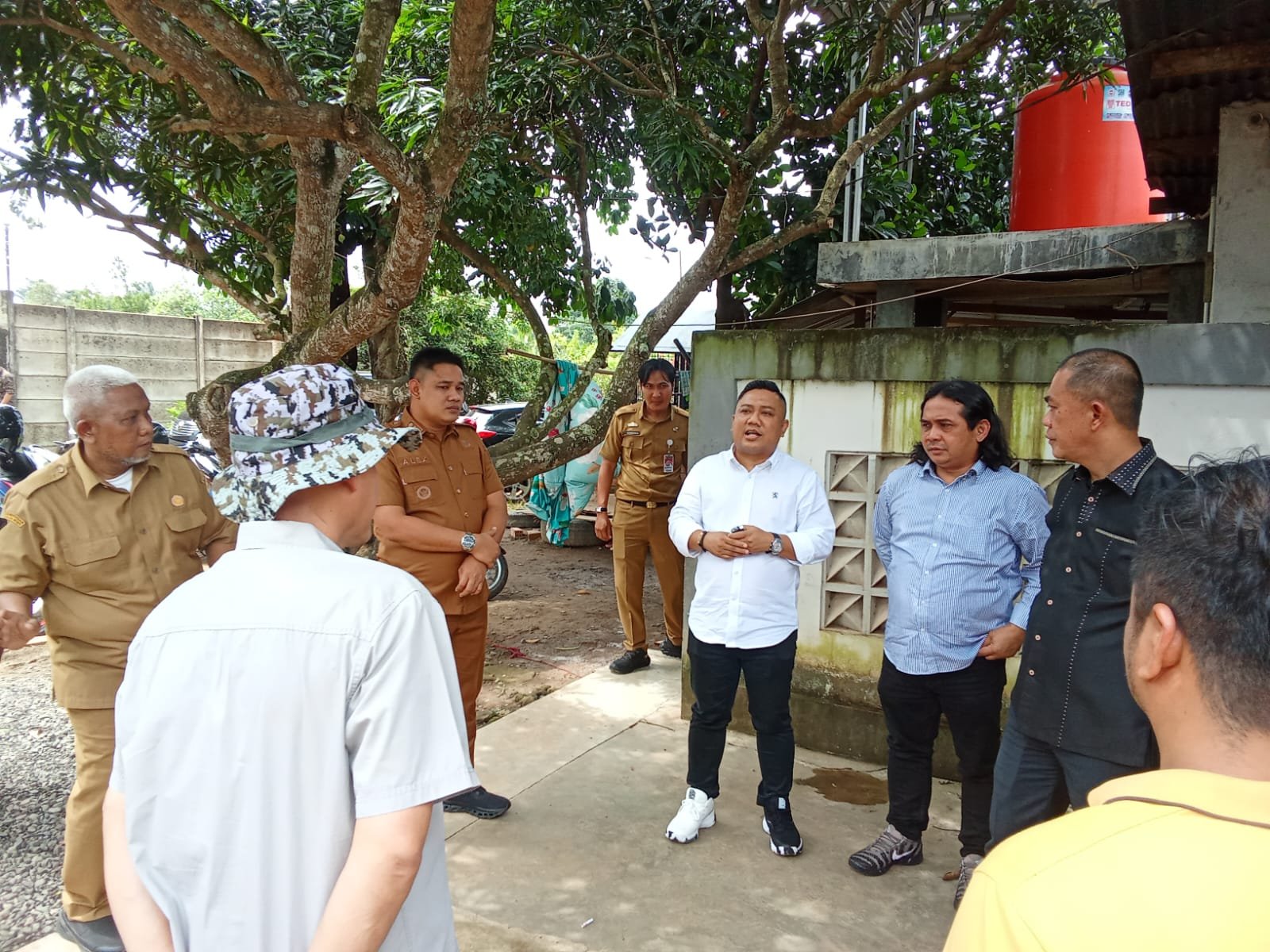 Komisi III DPRD Kota Palembang meninjau langsung kandang sapi di kawasan permukiman Bukit Baru, Senin (2/2/2026), menyusul keluhan warga terkait bau menyengat/Hibata.id