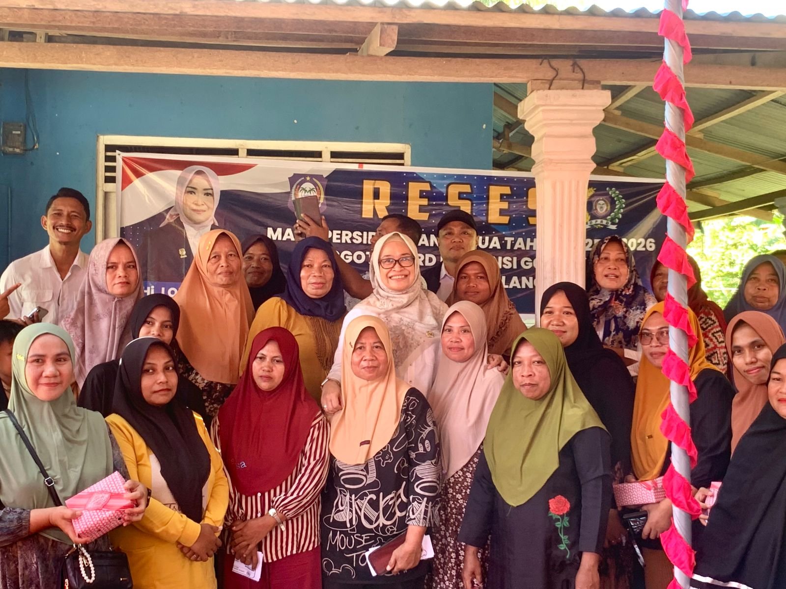 Anggota DPRD Provinsi Gorontalo Lolly Yunus berdialog dengan warga saat reses di Desa Butu, Kecamatan Tilongkabila, Bone Bolango, Rabu (4/2/2026)/Hibata.id