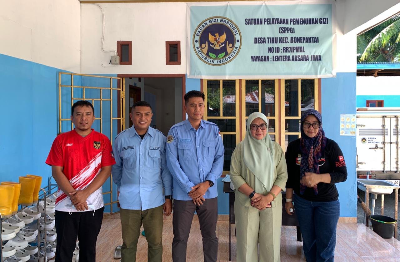 Anggota DPRD Gorontalo Femmy Udoki melakukan sidak ke SPPG Tihu usai keluhan siswa soal menu MBG yang dinilai lebih banyak tulang dan kurang variasi buah/Hibata.id