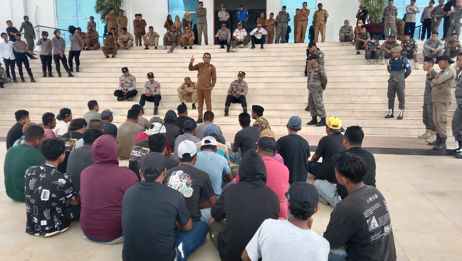Puluhan sopir truk di Buton Tengah menggelar aksi demo menuntut pelibatan sopir lokal dalam proyek Balai Provinsi. Pemkab Buteng menyatakan siap memfasilitasi dialog dan koordinasi/Hibata.id