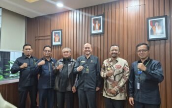 Tim Pengadilan Negeri Buton bersama Pemerintah Kabupaten Buton Tengah saat melakukan peninjauan dan monitoring kesiapan lahan sebagai tahap awal pembentukan Pengadilan Negeri di Buton Tengah, Selasa (10/2/2026)/Hibata.id