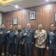 Tim Pengadilan Negeri Buton bersama Pemerintah Kabupaten Buton Tengah saat melakukan peninjauan dan monitoring kesiapan lahan sebagai tahap awal pembentukan Pengadilan Negeri di Buton Tengah, Selasa (10/2/2026)/Hibata.id
