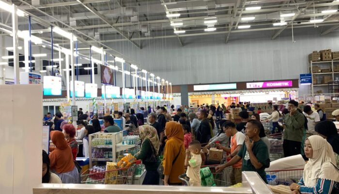 Indogrosir Gorontalo Diserbu Warga, Antrean Mengular Berjam-jam