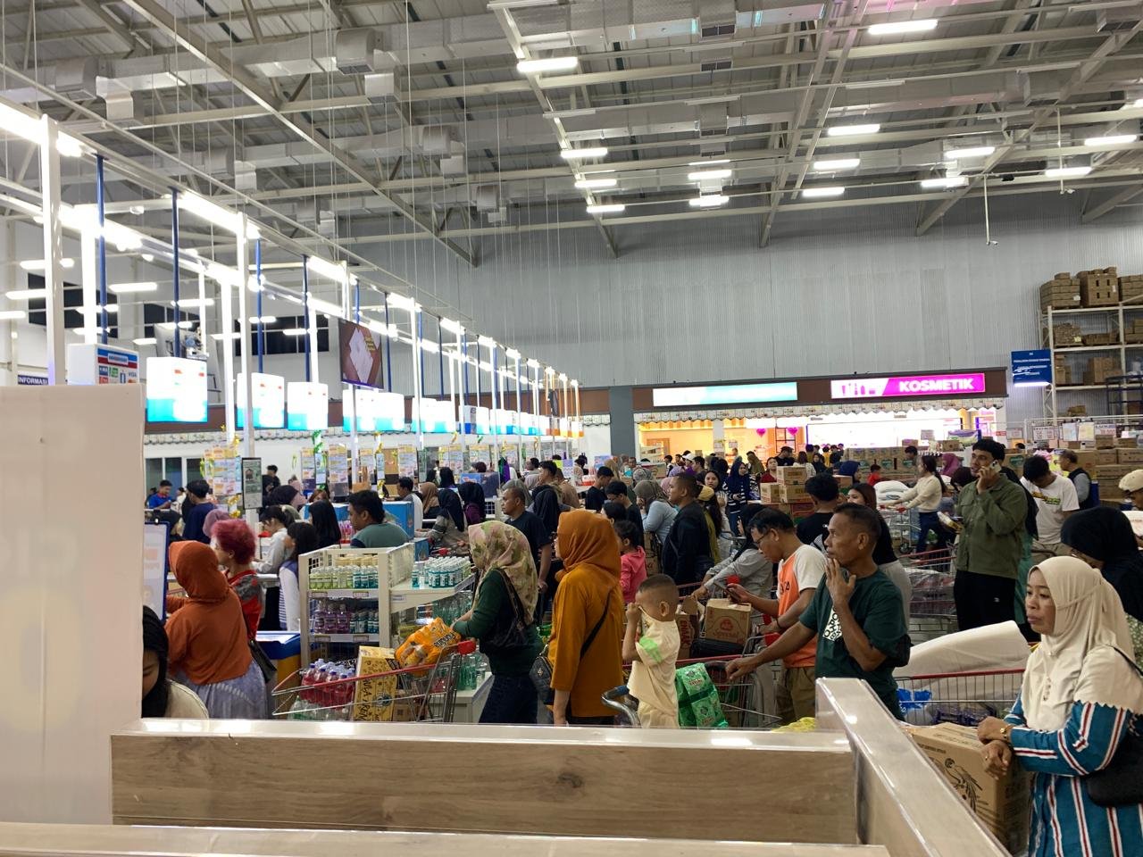 Warga memadati Indogrosir Gorontalo jelang Ramadhan 2026 untuk membeli kebutuhan pokok dan bahan kue Lebaran. Antrean kasir mengular sejak pagi seiring meningkatnya aktivitas belanja masyarakat. Foto: Hibata.id