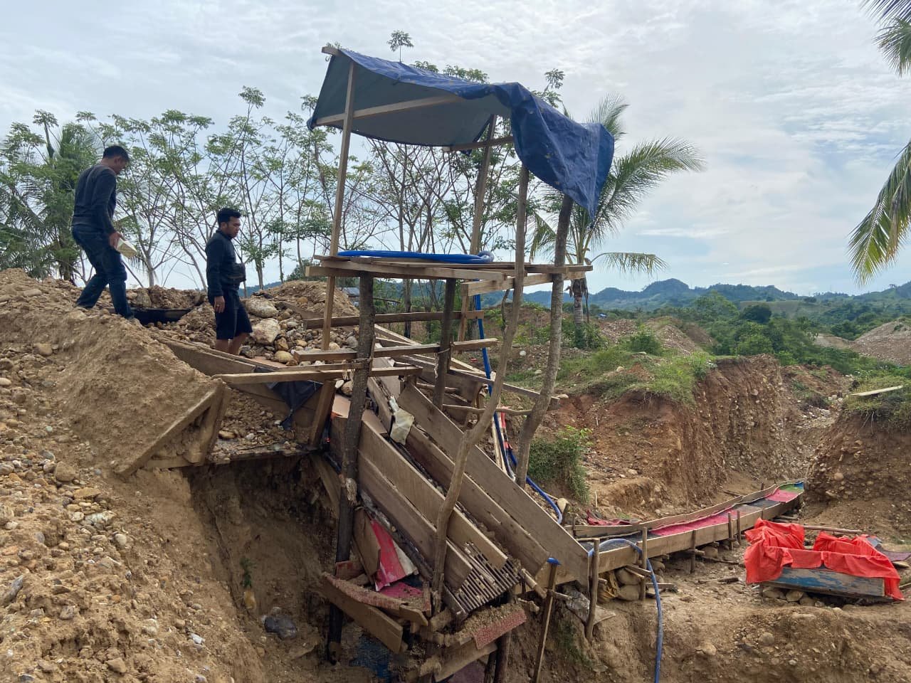 Polres Pohuwato menemukan dua remaja berusia 16 tahun mengoperasikan excavator di lokasi tambang emas ilegal di Kecamatan Buntulia. Polisi memposisikan keduanya sebagai korban eksploitasi anak/Hibata.id