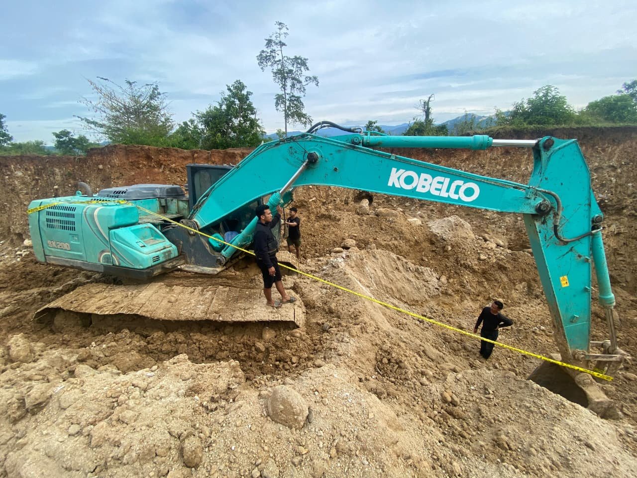 Polres Pohuwato menertibkan PETI di Buntulia. Polisi menemukan dua anak 16 tahun diduga jadi operator excavator dan mengamankan alat berat/Hibata.id