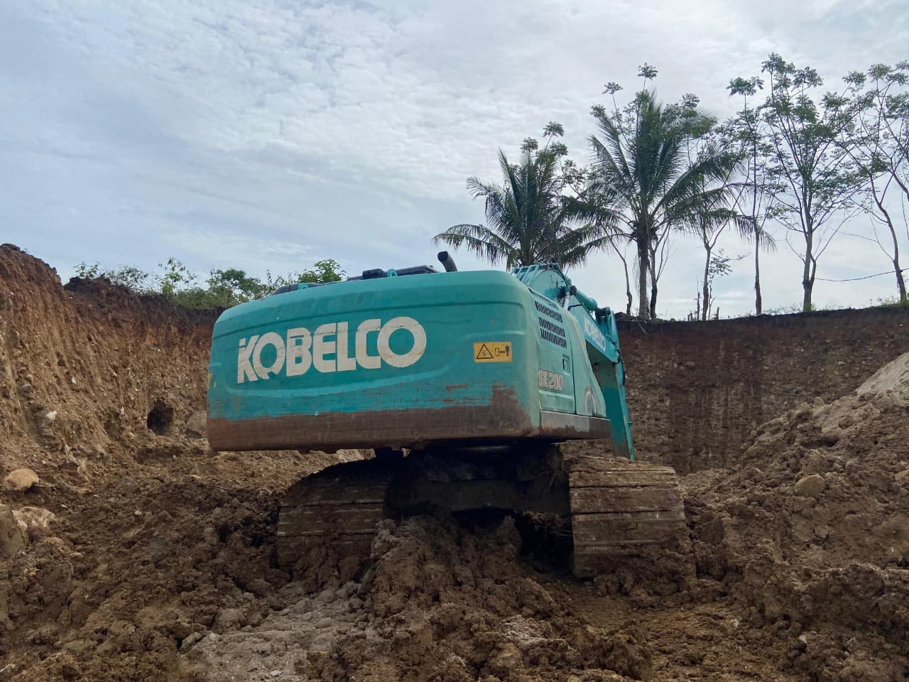 Polres Pohuwato menertibkan PETI di Buntulia. Polisi menemukan dua anak 16 tahun diduga jadi operator excavator dan mengamankan alat berat/Hibata.id