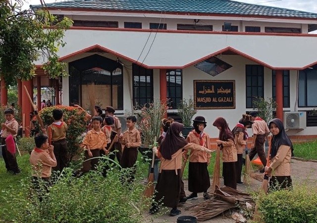 Anak-anak Pramuka sedang membersihkan sampah di Kota Gorontalo. (Foto: Istw)