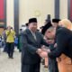 Wali Kota Gorontalo Adhan Dambea saat melantik sembilan pejabat tinggi pratama di lingkungan Pemerintah Kota Gorontalo. (Foto: Randa Damaling/Hibata.id)