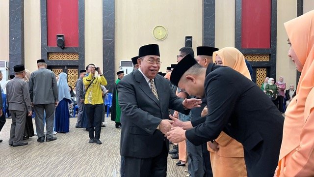 Wali Kota Gorontalo Adhan Dambea saat melantik sembilan pejabat tinggi pratama di lingkungan Pemerintah Kota Gorontalo. (Foto: Randa Damaling/Hibata.id)