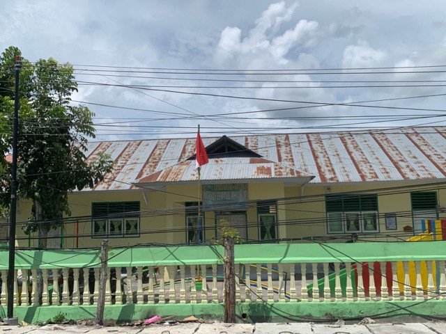 Sejumlah kabel menjuntai rendah di depan TK Aisyiyah Bustanul Athfal. (Foto: Randa Damaling/Hibata.id)