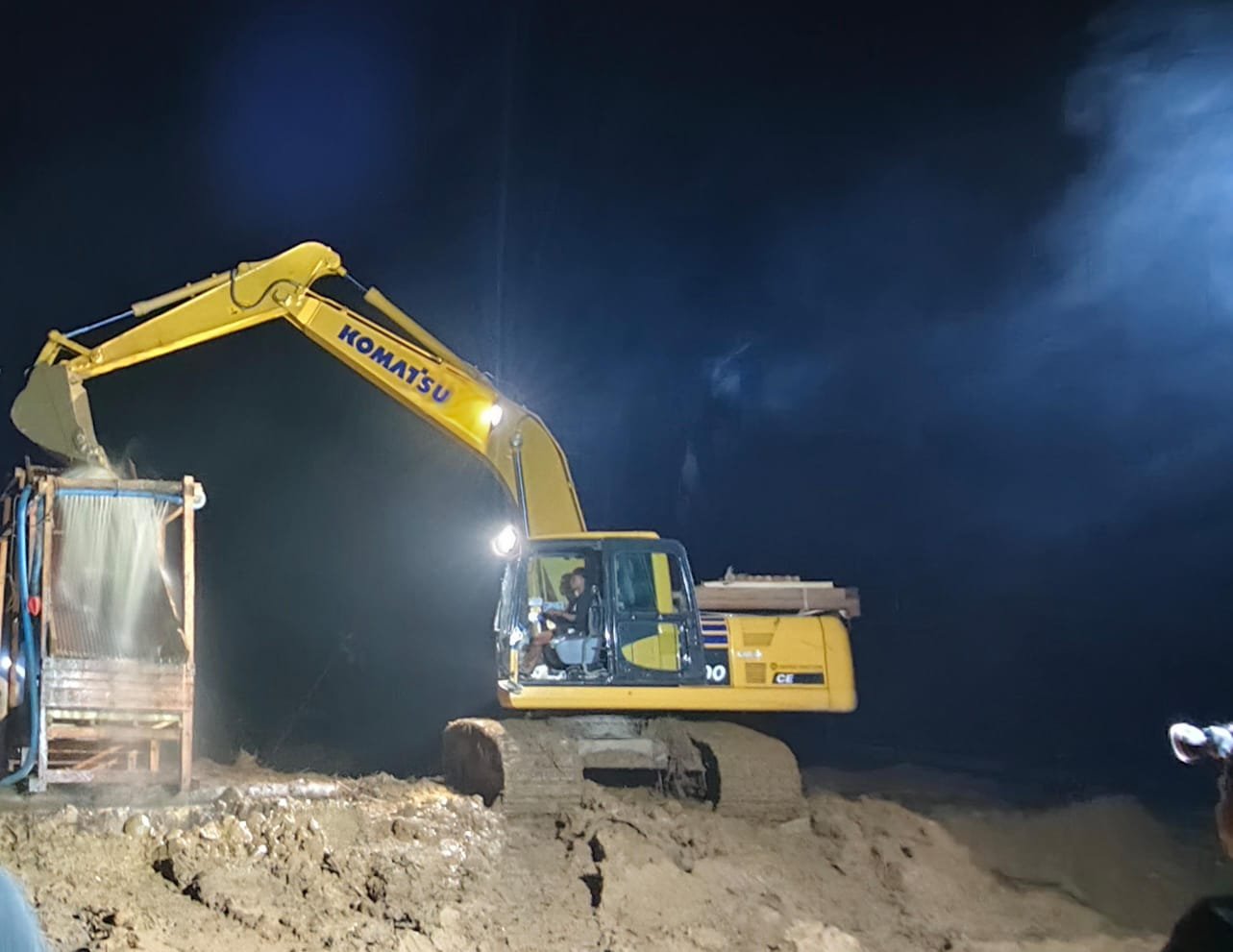 Aktivitas tambang emas ilegal di Desa Busak, Buol, kembali beroperasi dengan alat berat. Warga keluhkan air sungai keruh dan mendesak aparat segera menertibkan PETI/Hibata.id