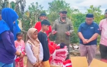 Bupati Azhari turun langsung dan menargetkan pembangunan dua kamar selesai dalam dua minggu/Hibata.id