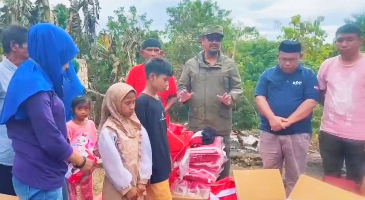 Bupati Azhari turun langsung dan menargetkan pembangunan dua kamar selesai dalam dua minggu/Hibata.id