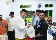 Wakil Bupati Boalemo Lahmudin Hambali melaksanakan Tarawih di Masjid Al-Muthmainnah, Desa Tabulo, sekaligus menyalurkan 30 paket bantuan zakat ASN melalui Safari Ramadan 2026/Hibata.id