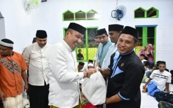 Wakil Bupati Boalemo Lahmudin Hambali melaksanakan Tarawih di Masjid Al-Muthmainnah, Desa Tabulo, sekaligus menyalurkan 30 paket bantuan zakat ASN melalui Safari Ramadan 2026/Hibata.id