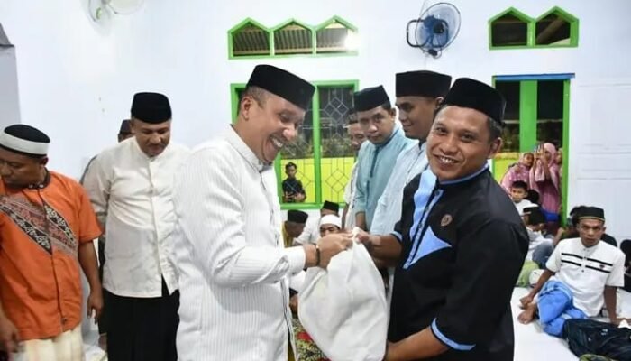 Wabup Boalemo Salat Tarawih di Tabulo, Salurkan 30 Paket Zakat ASN