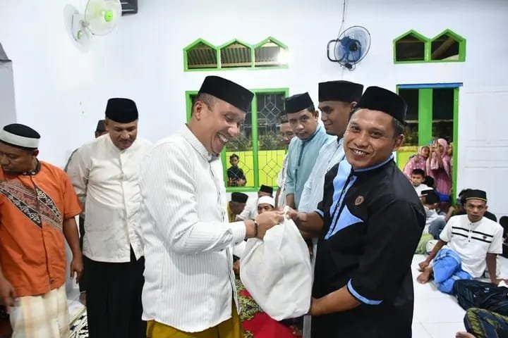 Wakil Bupati Boalemo Lahmudin Hambali melaksanakan Tarawih di Masjid Al-Muthmainnah, Desa Tabulo, sekaligus menyalurkan 30 paket bantuan zakat ASN melalui Safari Ramadan 2026/Hibata.id